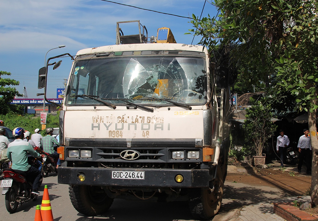 xe cau tuot doc dam sap quan nuoc anh 1