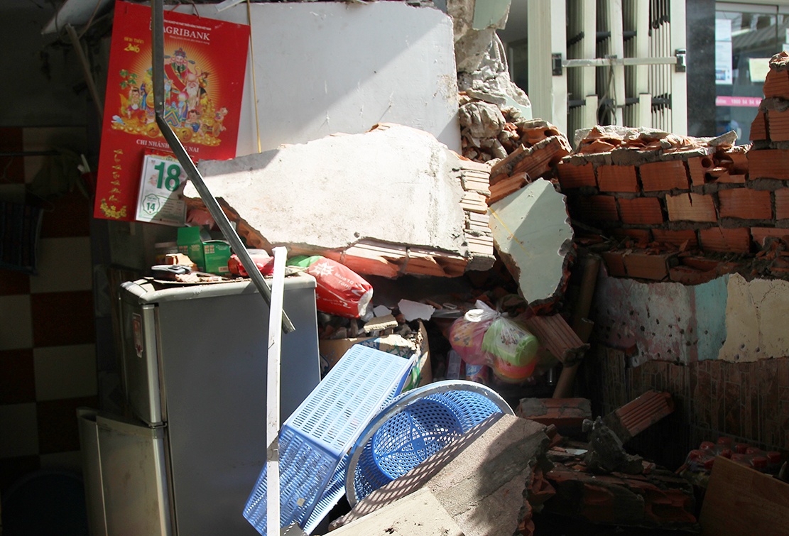 Xe cau khong nguoi lai dam sap quan nuoc o Dong Nai hinh anh