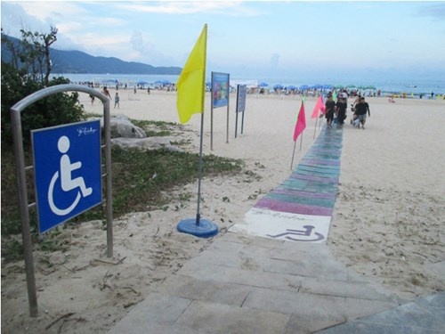 Da Nang lam duong ra bien cho nguoi khuyet tat anh 2
