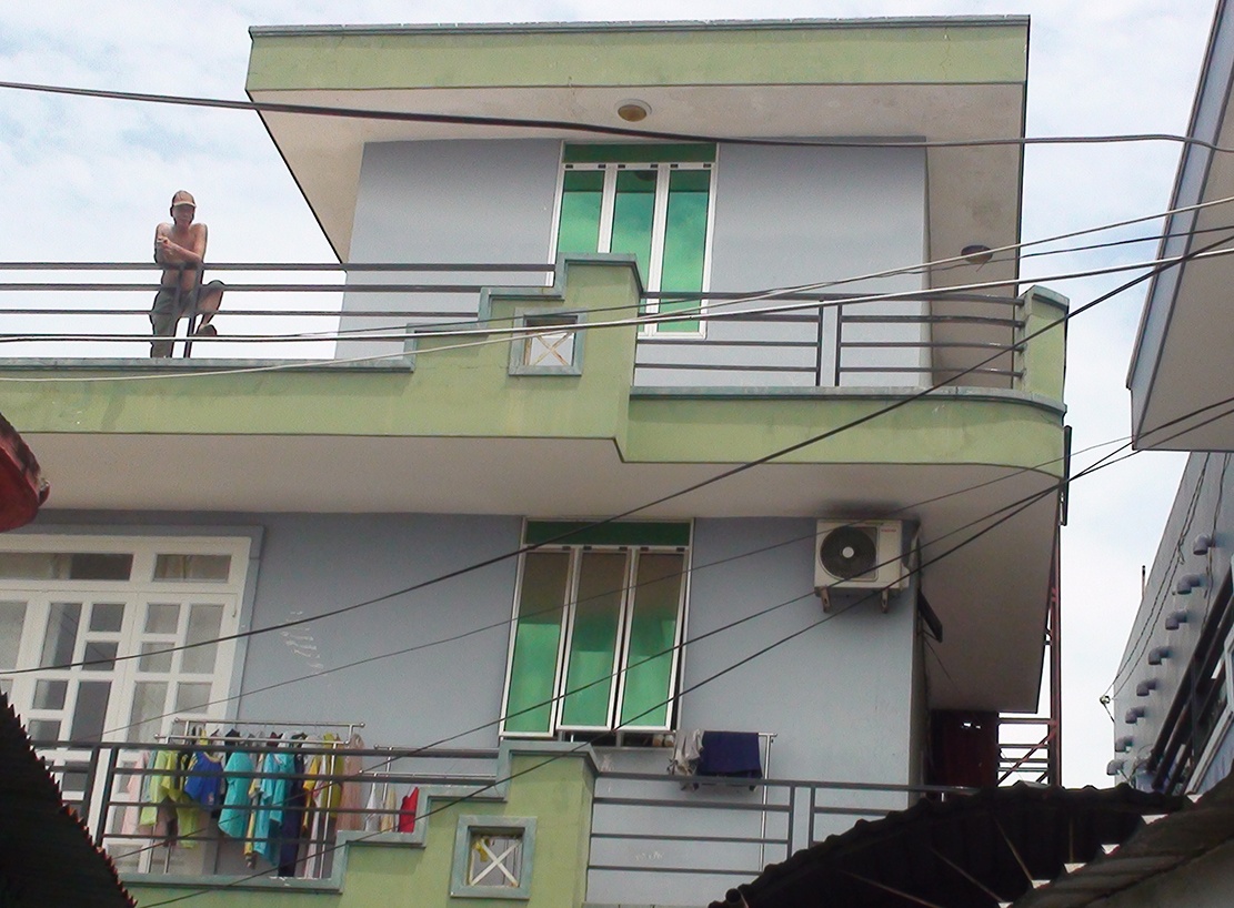 Nguoi dan ong bi thang may tu che kep chet hinh anh