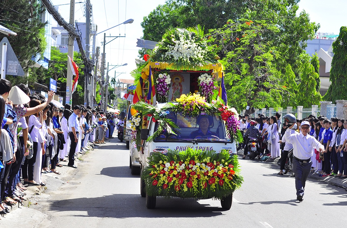 hoc sinh tien giao vien bi tai nan ve noi an nghi anh 2