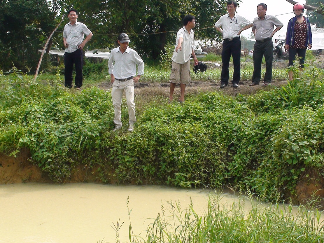 2 anh em ruot chet duoi cung ban duoi ao nuoc gan nha hinh anh