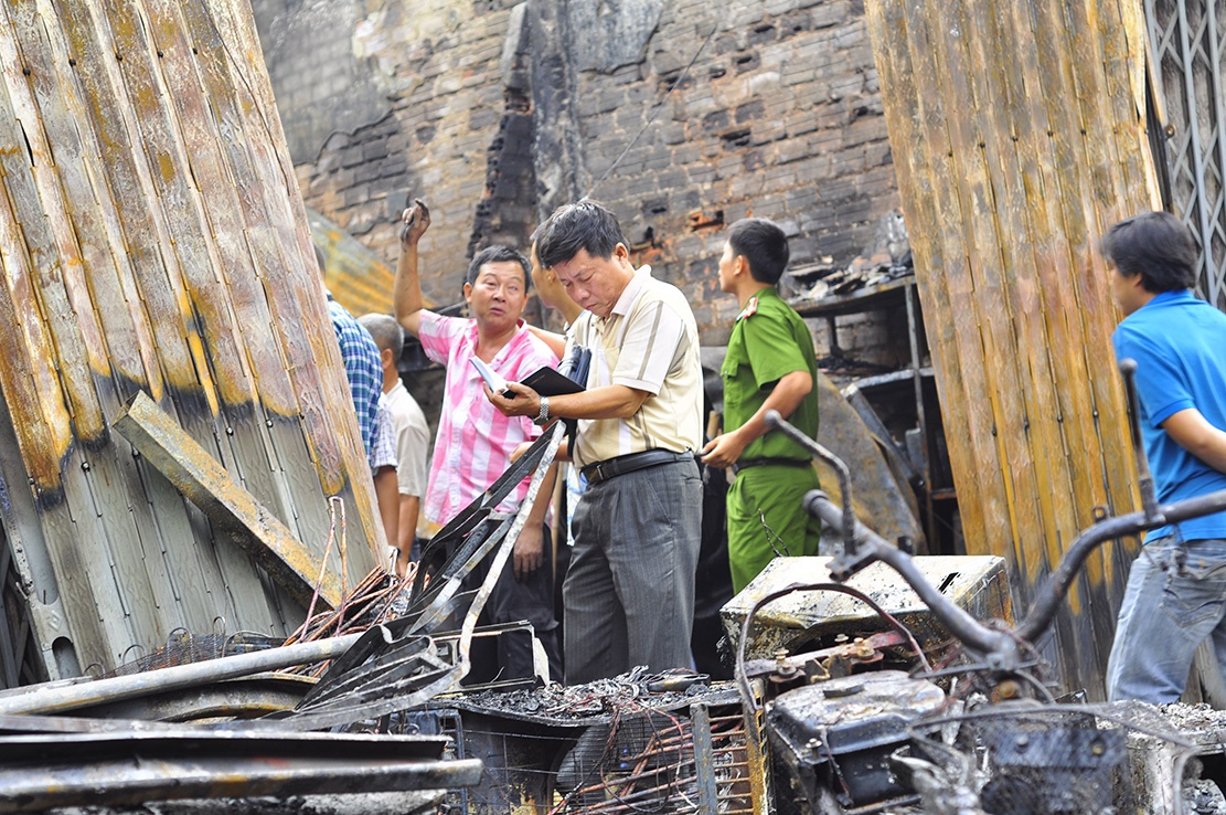 cha om con thoat khoi dam chay anh 1