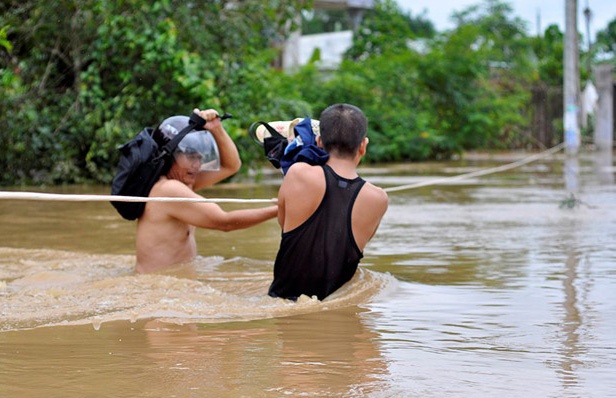Nguoi dan ban nha tranh ngap o Dong Nai anh 1