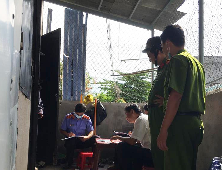 Ve nha treo co tu tu sau buoi lam viec voi cong an hinh anh