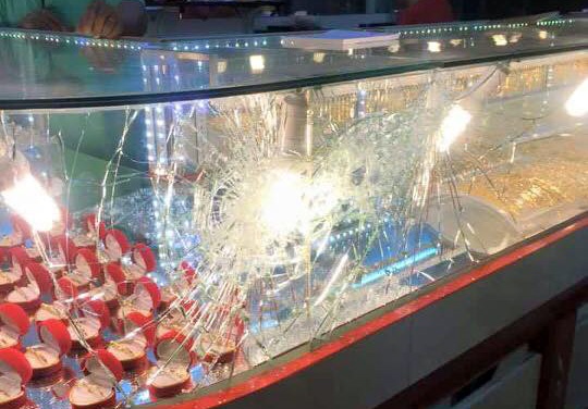 cướp tiệm vàng để đưa bạn gái đi đẻ ảnh 1 cuop tiem vang de dua ban gai di de anh 1