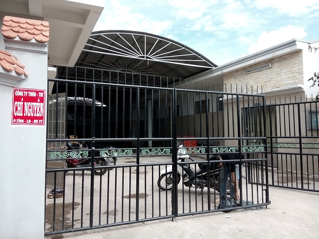 Kéo nhau chạy khỏi nhà vì khí độc bay vào khu dân cư ảnh 1 Keo nhau chay khoi nha vi khi doc bay vao khu dan cu anh 1