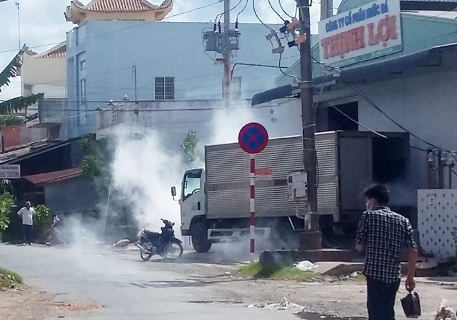 Keo nhau chay khoi nha vi khi doc bay vao khu dan cu hinh anh