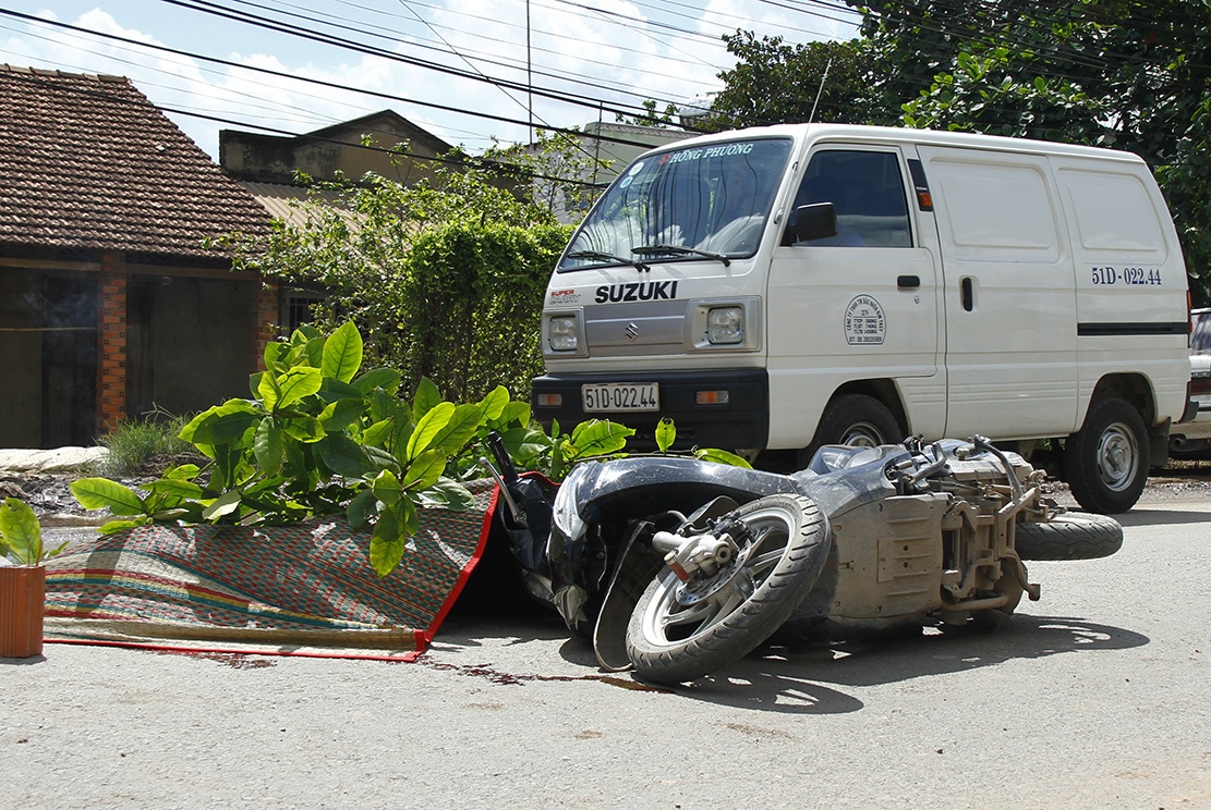 Co vuot len truoc, bi xe container can tu vong hinh anh