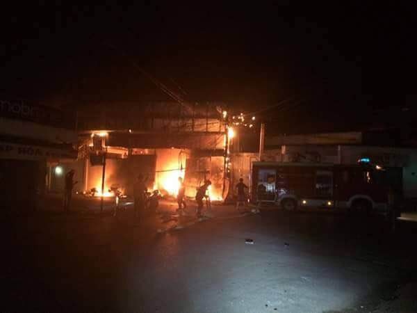 Chay luc rang sang, ca gia dinh pha cua thoat than hinh anh