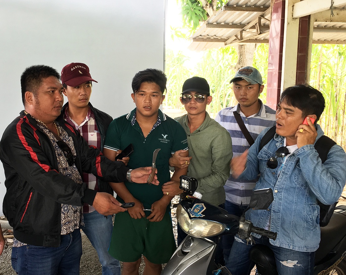 Co gai quy lay ten cuop iPhone anh 1