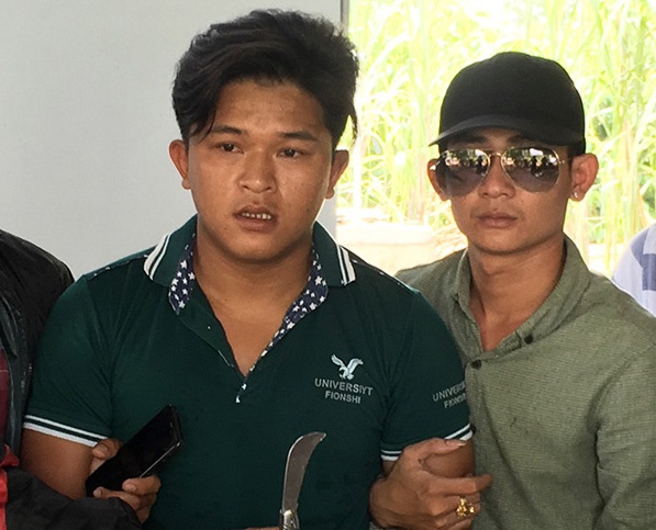 Nu 9X quy lay ten cuop iPhone xin lai sim dien thoai hinh anh