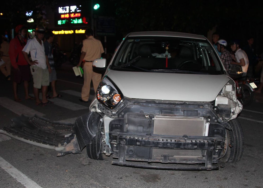 Nguoi dan ong lai oto tong hang loat xe dung den do hinh anh