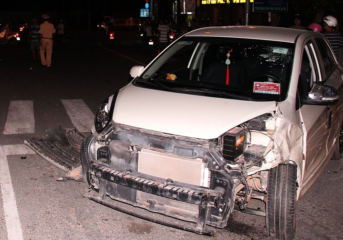 Người đàn ông lái ôtô tông hàng loạt phương tiện dừng đèn đỏ ảnh 1 Nguoi dan ong lai oto tong hang loat phuong tien dung den do anh 1