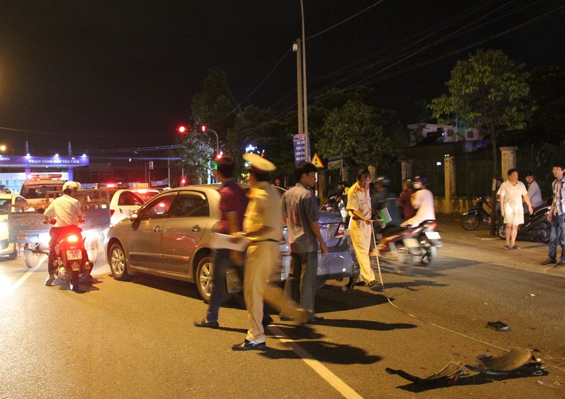 Người đàn ông lái ôtô tông hàng loạt phương tiện dừng đèn đỏ ảnh 2 Nguoi dan ong lai oto tong hang loat phuong tien dung den do anh 2