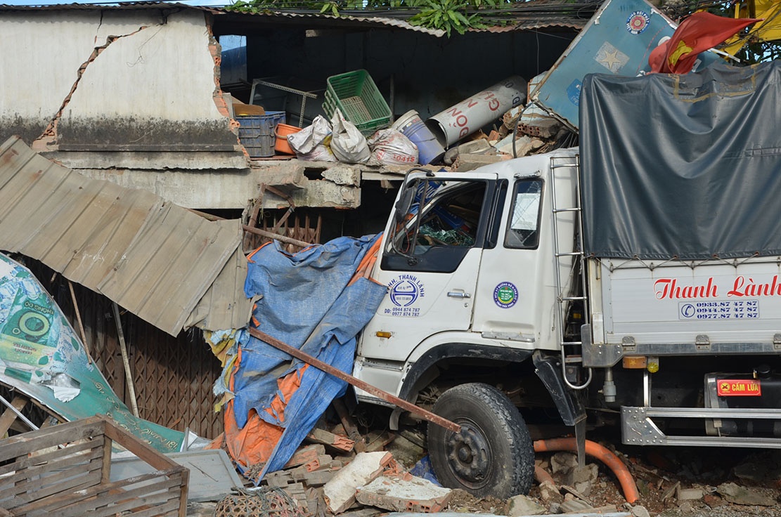 Nguoi dan ong bi vui lap khi xe tai dam sap nha hinh anh