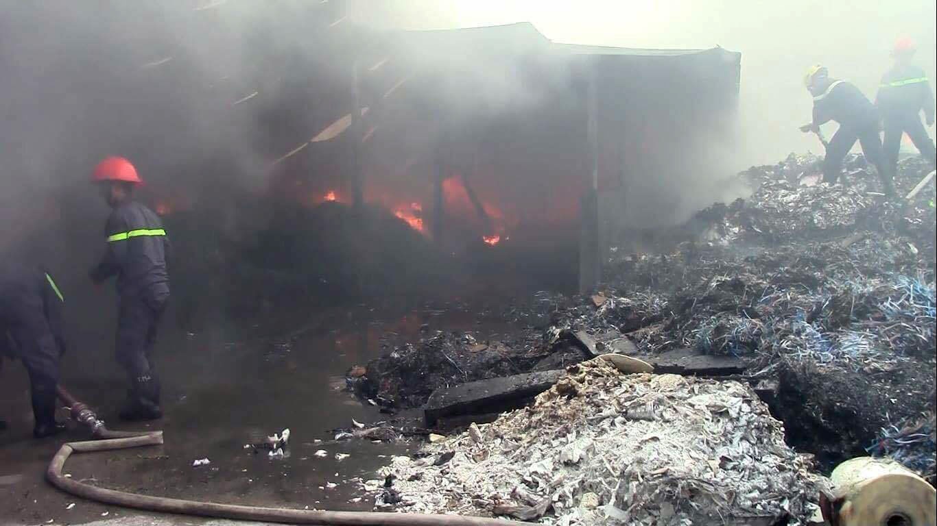 Xuong phe lieu chay du doi nhieu gio o Binh Duong anh 1