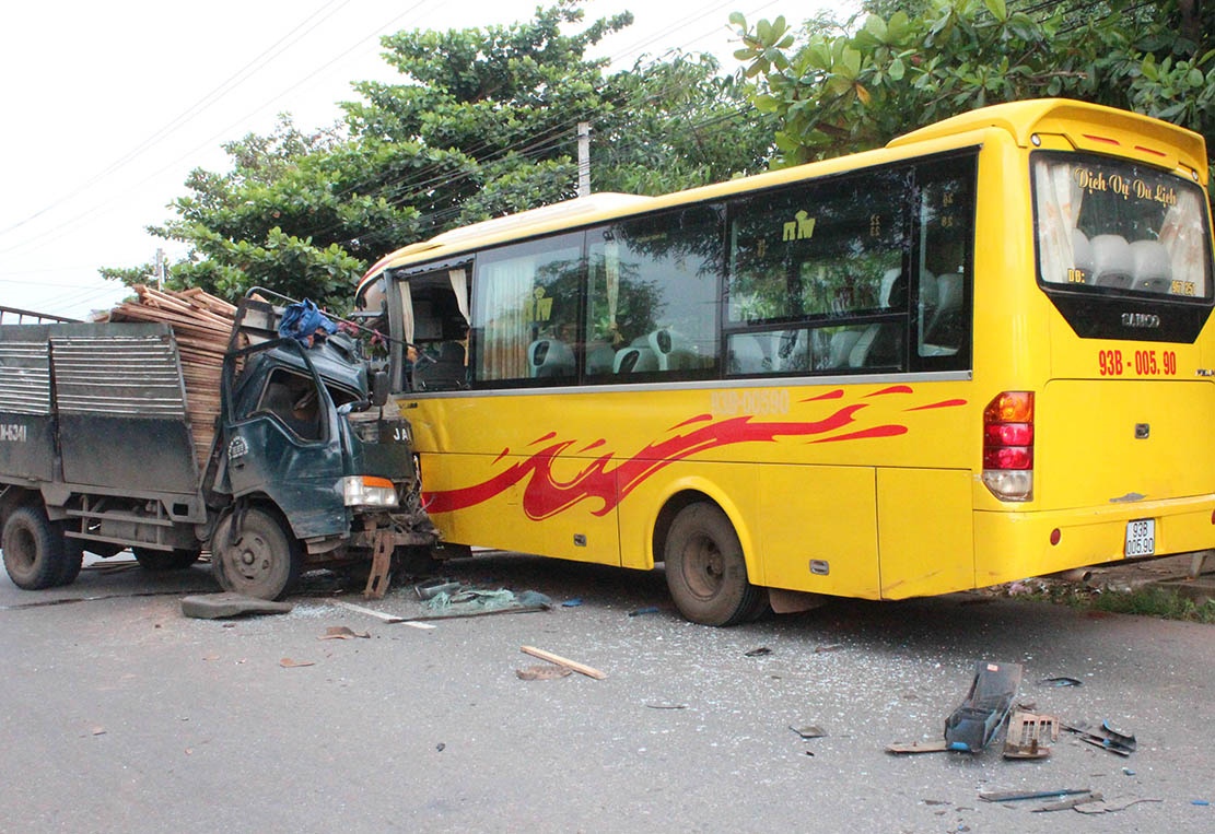 xe tải đâm xe khách ở Bình Dương ảnh 1 xe tai dam xe khach o Binh Duong anh 1