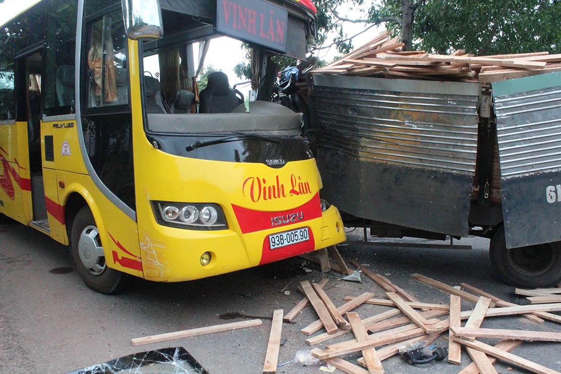 Xe tai dam xe khach, hang chuc nguoi thoat chet hinh anh