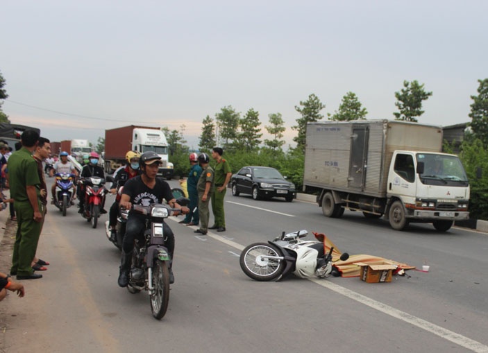 Nu sinh vien bi xe container can tu vong tren duong ve nha anh 1