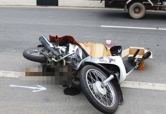 Nu sinh bi xe container can tu vong khi di thuc tap hinh anh