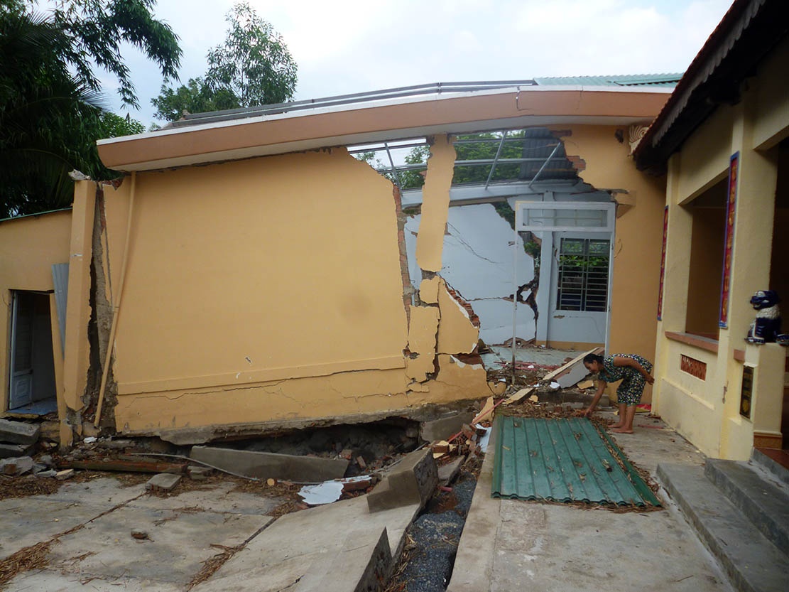 Hang loat ngoi nha bi do sap ben song Dong Nai anh 1