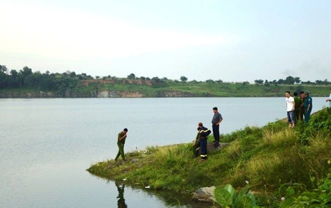 Sinh vien dai hoc tu vong duoi Ho Da hinh anh