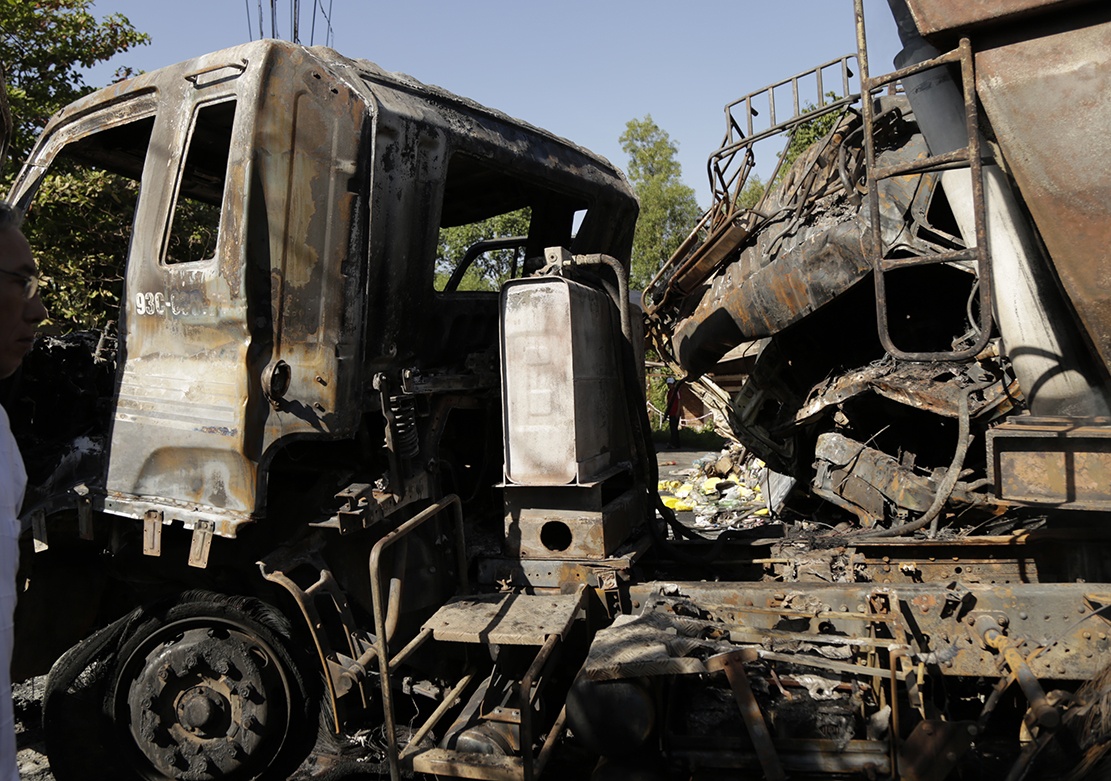 Hai oto phat no sau tai nan, 2 nguoi tu vong tai cho hinh anh