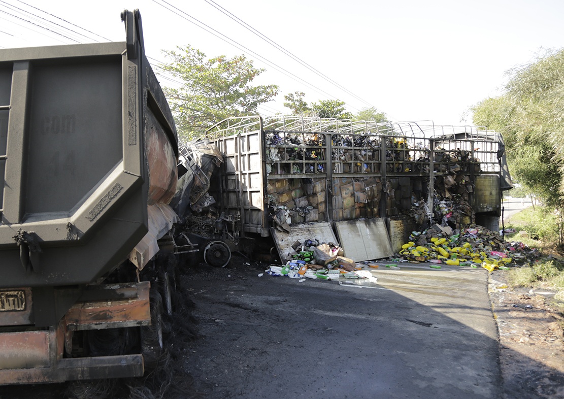 Hai oto phat no,  boc chay sau cu dam truc dien anh 1