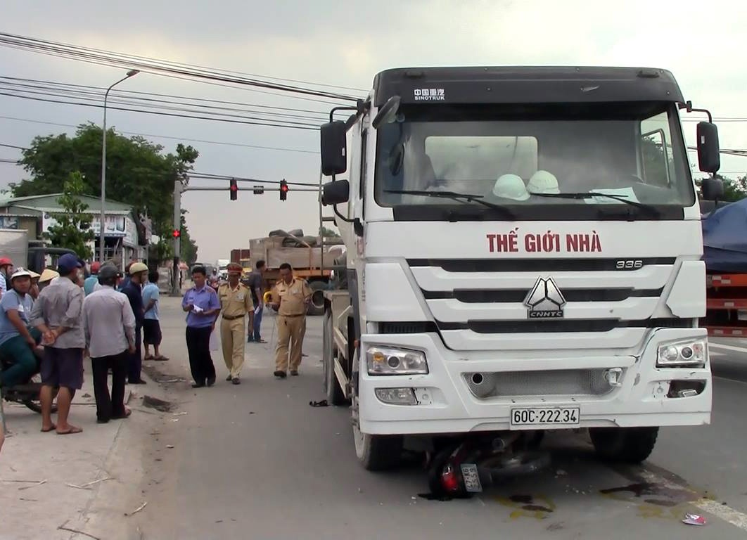 hai anh em bị ôtô cuốn vào gầm ảnh 1 hai anh em bi oto cuon vao gam anh 1