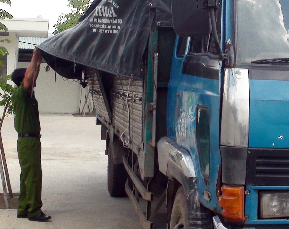 Tai xe cho 4 tan chat thai cong nghiep chay tron cong an hinh anh