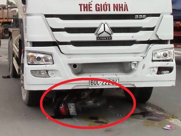 Hai anh em ruot bi xe bon cuon vao gam hinh anh