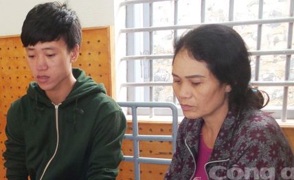 Hai me con danh dap nguoi phu nu, ep ky giay no hinh anh