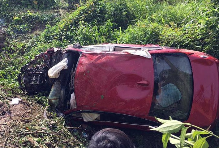 Xe BMW lao xuong ho lam 2 nguoi chet, 5 bi thuong hinh anh