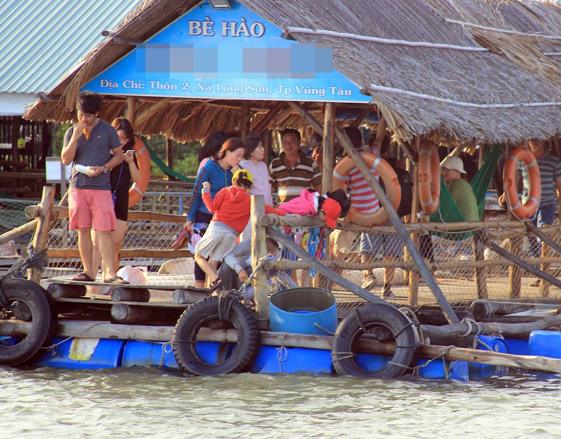 Dinh chi hoat dong hang loat nha hang noi tren song hinh anh