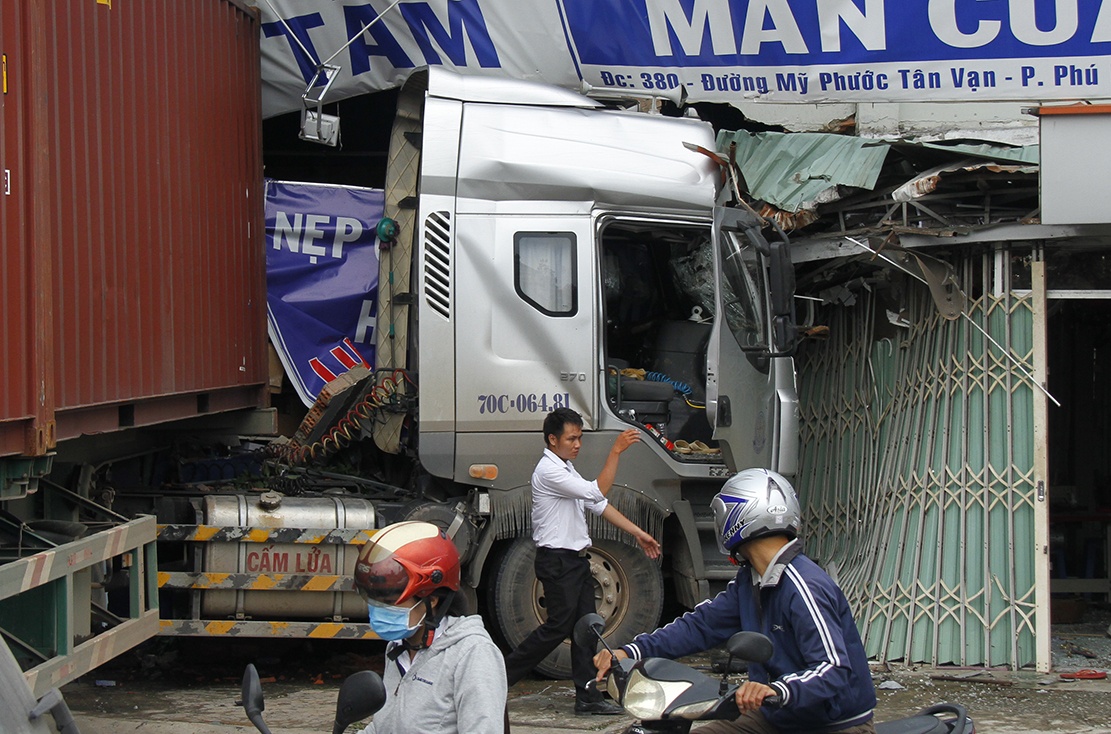 Xe container lao len le duong dam sap cua hang hinh anh