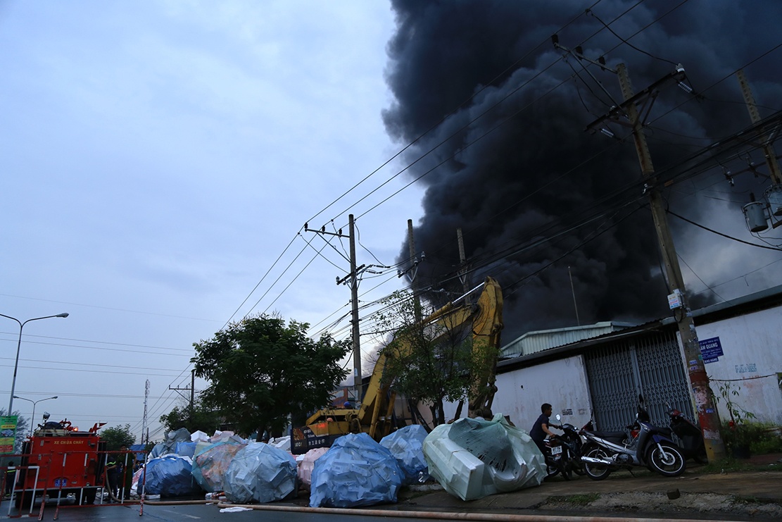 kho xuong chay lon trong mua anh 1