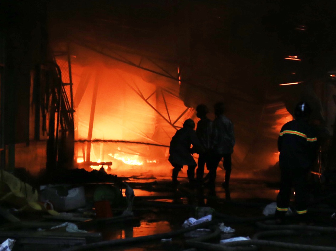 Kho hang boc chay du doi trong mua lon hinh anh