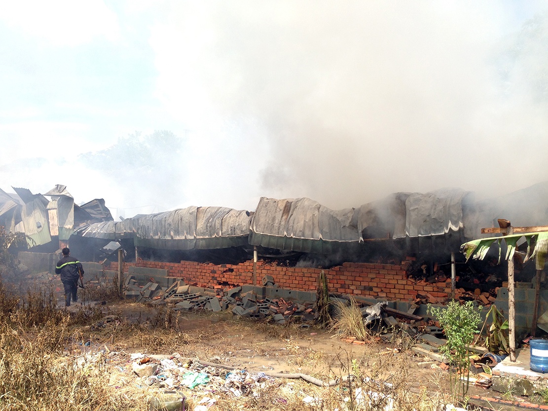 Nhà xưởng 1.500 m2 bốc cháy dữ dội ảnh 1 Nha xuong 1.500 m2 boc chay du doi anh 1