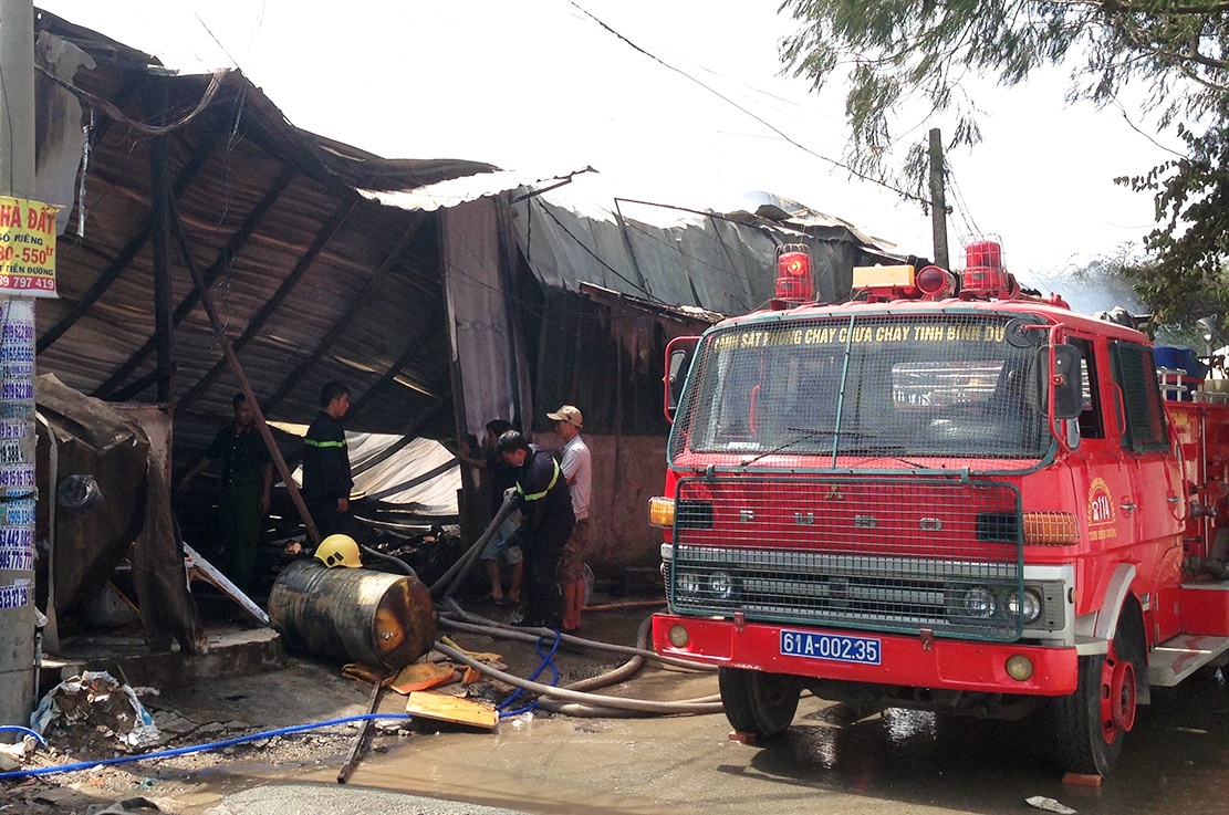 Nha xuong 1.500 m2 boc chay du doi, 300 chau mam non di tan hinh anh