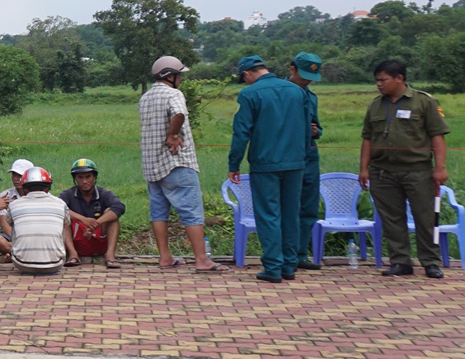 Nguoi dan ong chet ben duong sau khi cu cai voi ban hinh anh