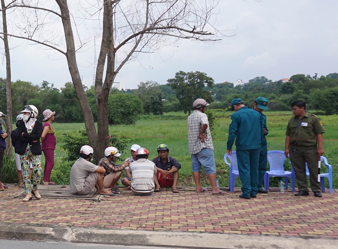 Nguoi dan ong chet ben duong anh 1