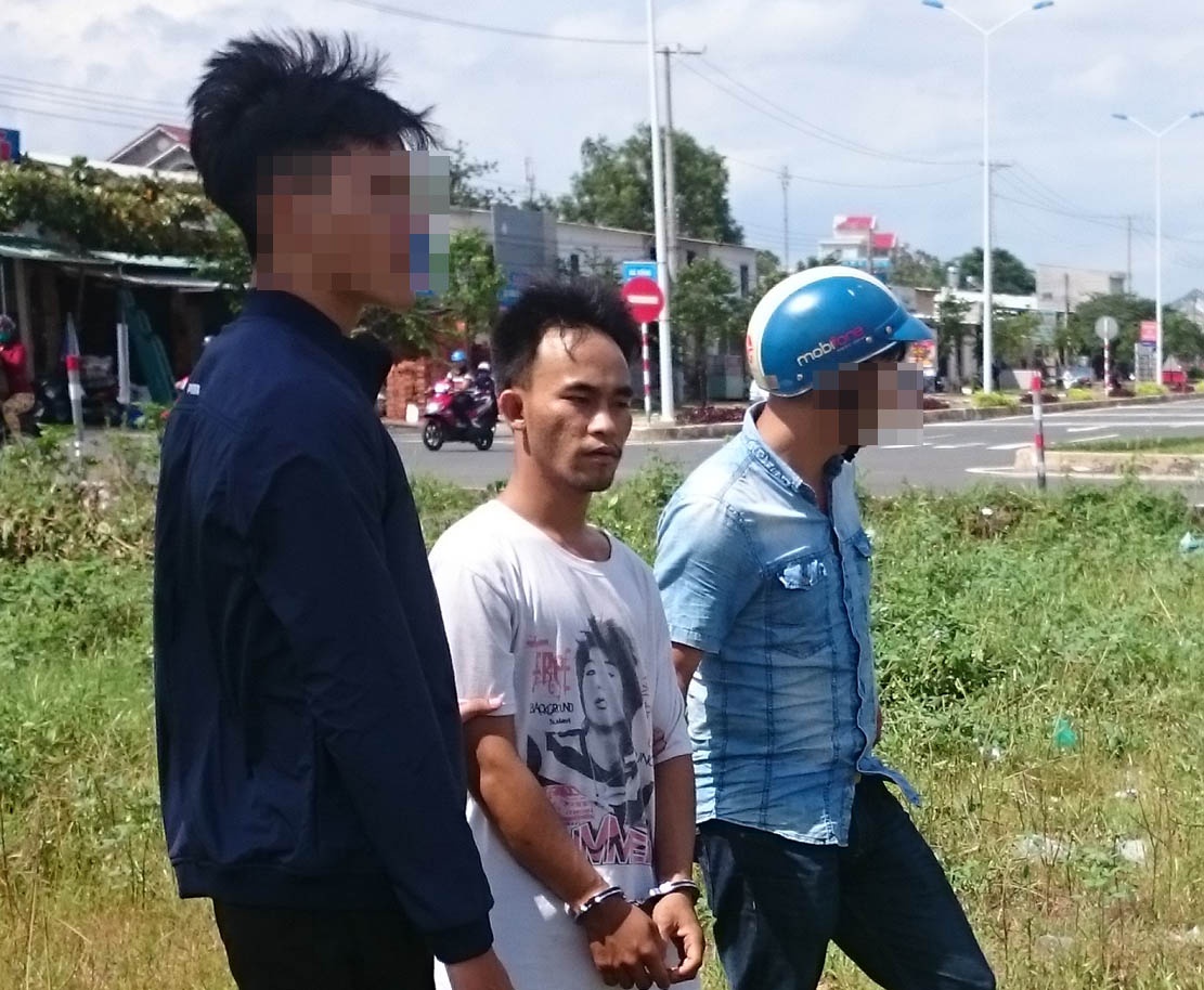 Dung dao nhon tan cong nguoi di duong cuop xe tay ga, iPhone hinh anh