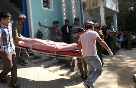 Nguoi dan ong ngoi chet tren ghe trong phong tro hinh anh