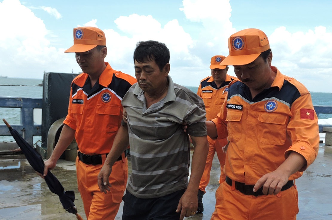 thuyen vien tau chim duoc dua vao dat lien anh 2