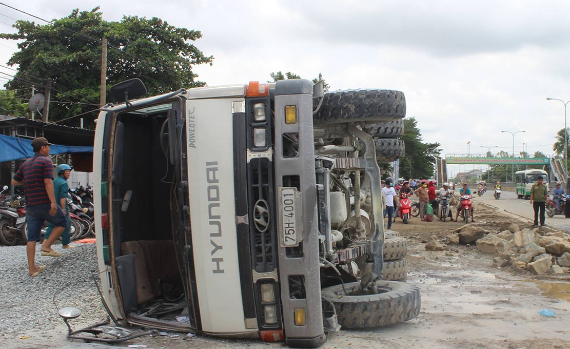 xe tải lao lên lề đường ảnh 1 xe tai lao len le duong anh 1