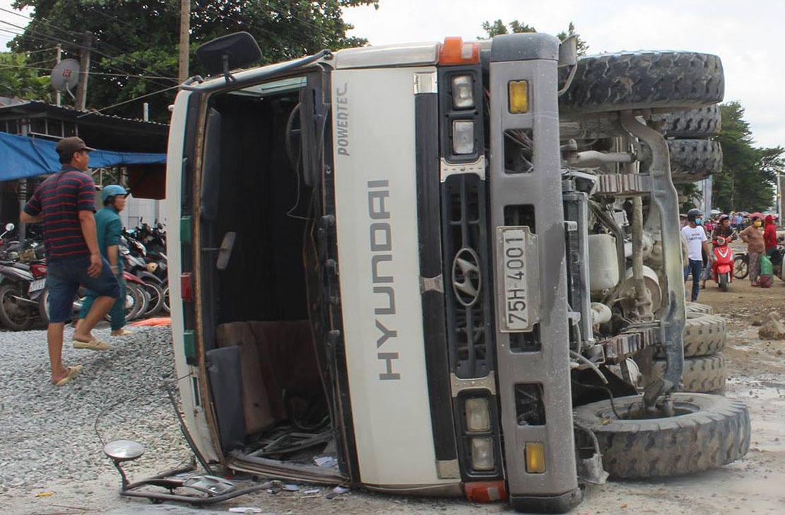 Nguoi dan chay thoat than khi xe tai lao len le quoc lo hinh anh