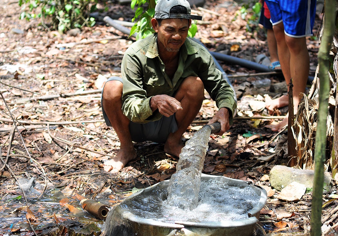 O gan trang trai lon, gieng khoan 70 m nuoc van boc mui thoi hinh anh