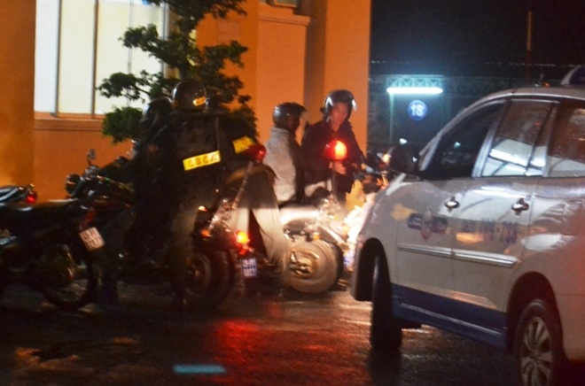 15 cong an bi thuong khi vay bat 5 nghi can giet nguoi hinh anh