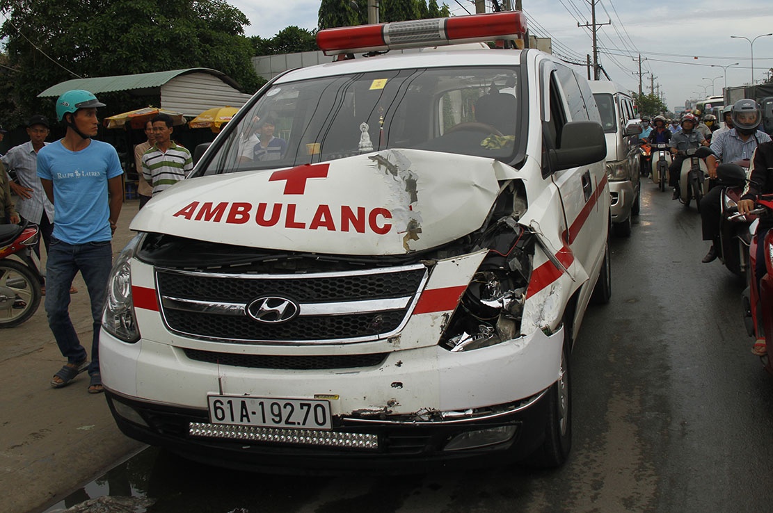 Xe cuu thuong gap nan tren duong dua thi the ve que hinh anh